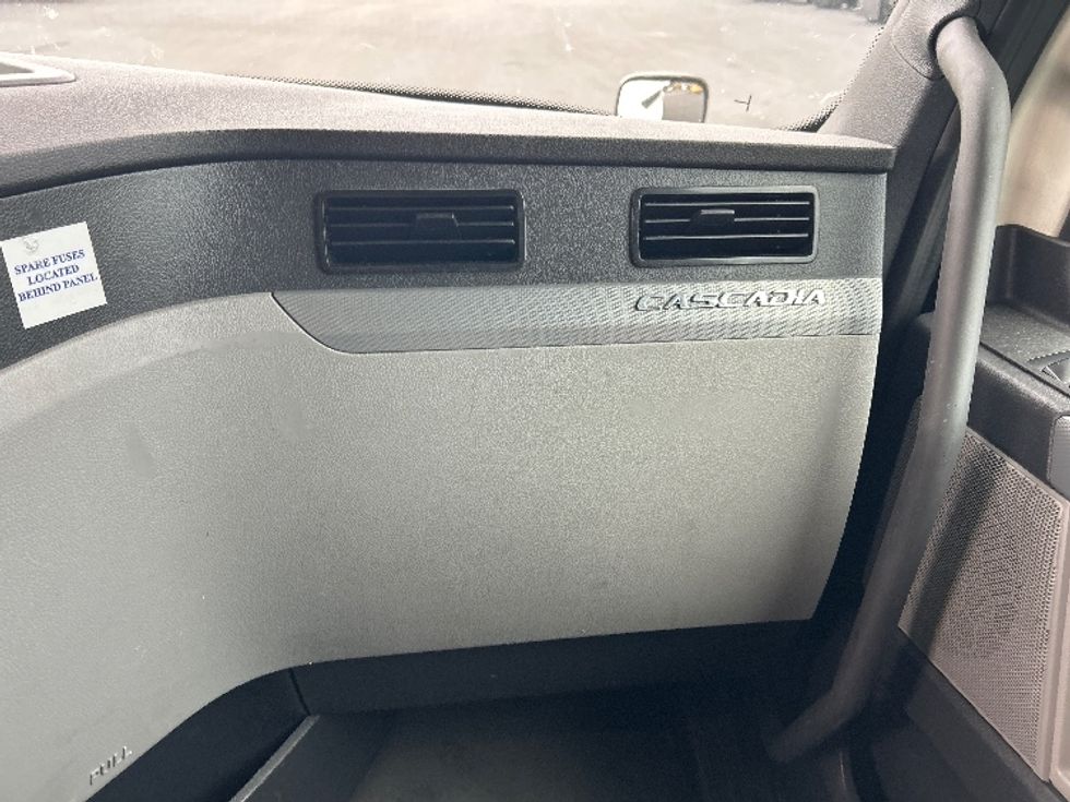 Sleeper Tractor-Heavy Duty Tractors-Freightliner-2020-T12664ST-Louisville-KY-498,375\n\t\tmiles-$ 61,250 - Image 14