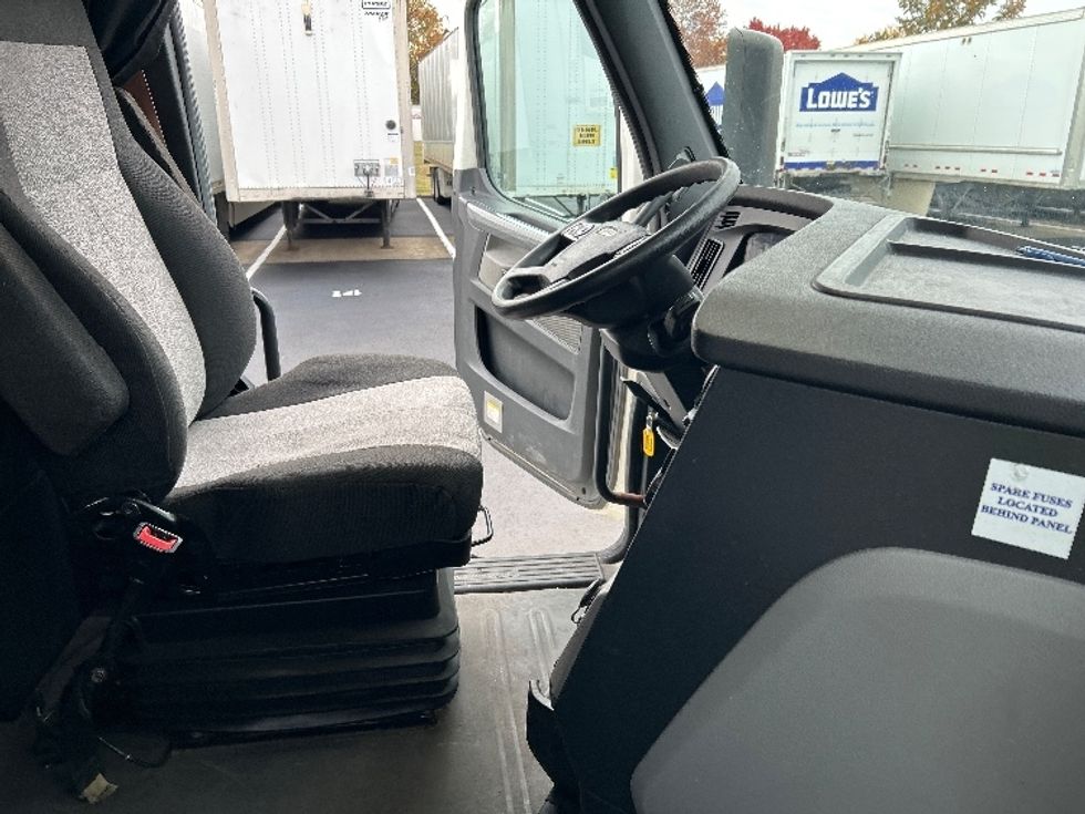 Sleeper Tractor-Heavy Duty Tractors-Freightliner-2020-T12664ST-Louisville-KY-498,375\n\t\tmiles-$ 61,250 - Image 15