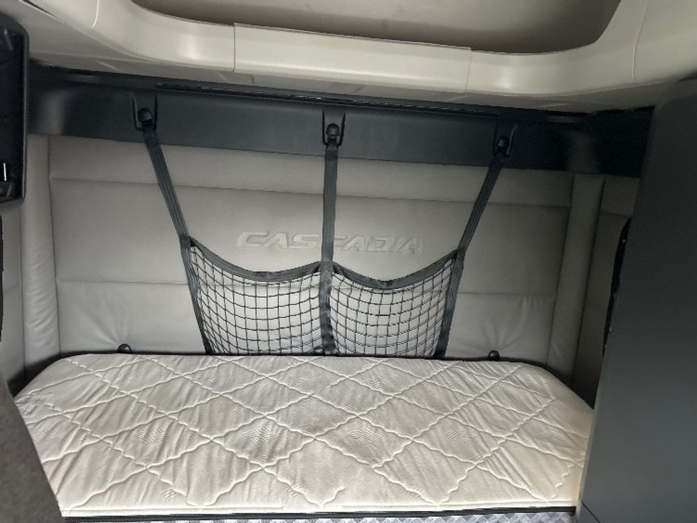 Sleeper Tractor-Heavy Duty Tractors-Freightliner-2020-T12664ST-Louisville-KY-498,375\n\t\tmiles-$ 61,250 - Image 16