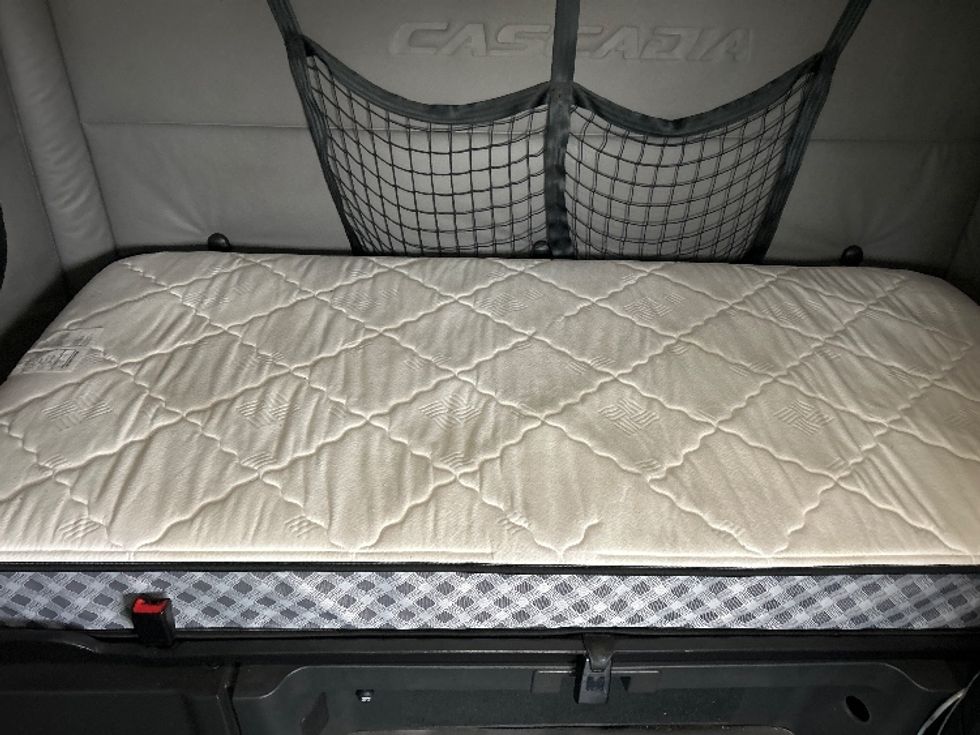 Sleeper Tractor-Heavy Duty Tractors-Freightliner-2020-T12664ST-Louisville-KY-498,375\n\t\tmiles-$ 61,250 - Image 17