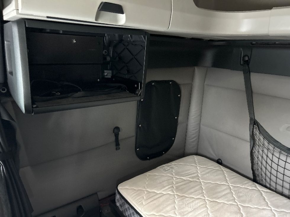 Sleeper Tractor-Heavy Duty Tractors-Freightliner-2020-T12664ST-Louisville-KY-498,375\n\t\tmiles-$ 61,250 - Image 19