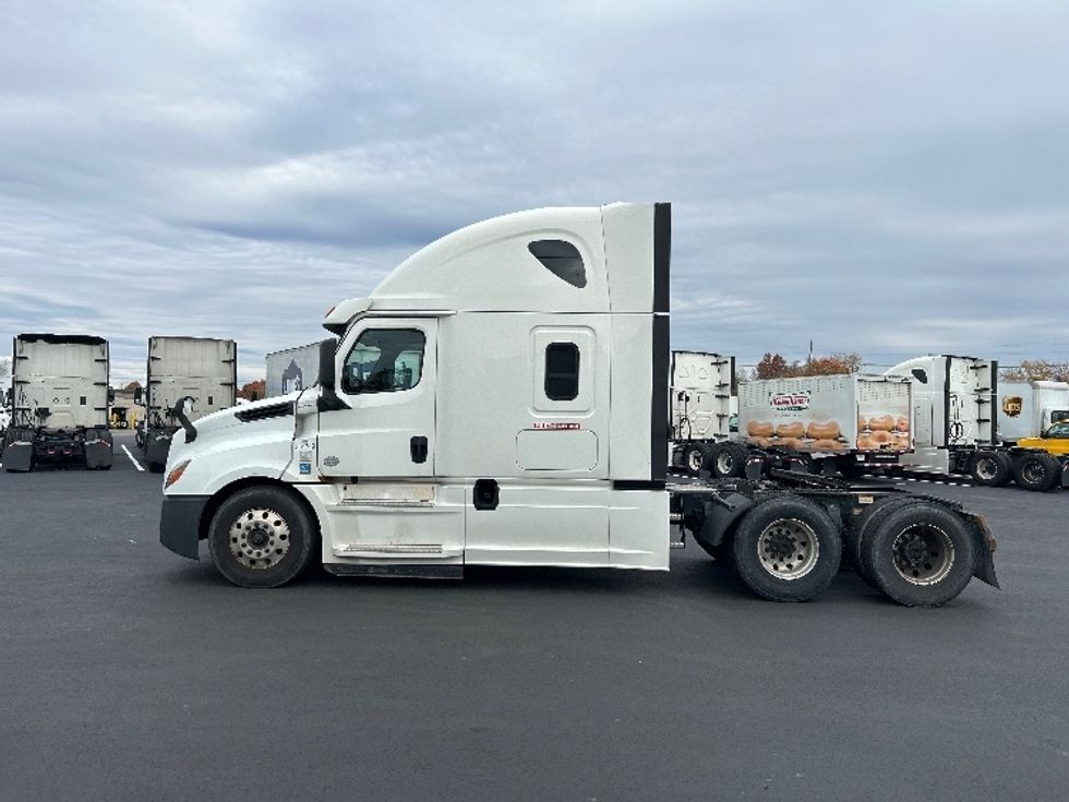 Sleeper Tractor-Heavy Duty Tractors-Freightliner-2020-T12664ST-Louisville-KY-498,375\n\t\tmiles-$ 61,250 - Image 4