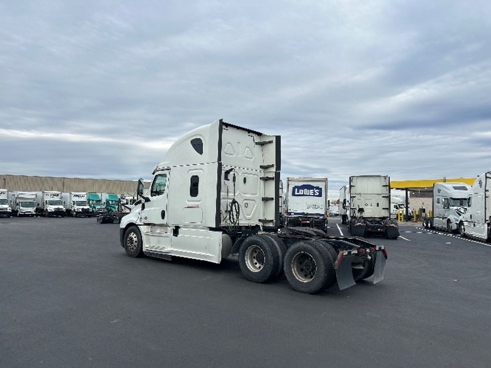 Sleeper Tractor-Heavy Duty Tractors-Freightliner-2020-T12664ST-Louisville-KY-498,375\n\t\tmiles-$ 61,250 - Image 5