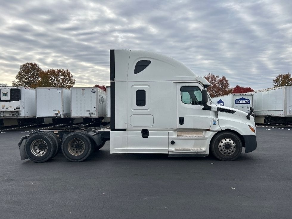 Sleeper Tractor-Heavy Duty Tractors-Freightliner-2020-T12664ST-Louisville-KY-498,375\n\t\tmiles-$ 61,250 - Image 8