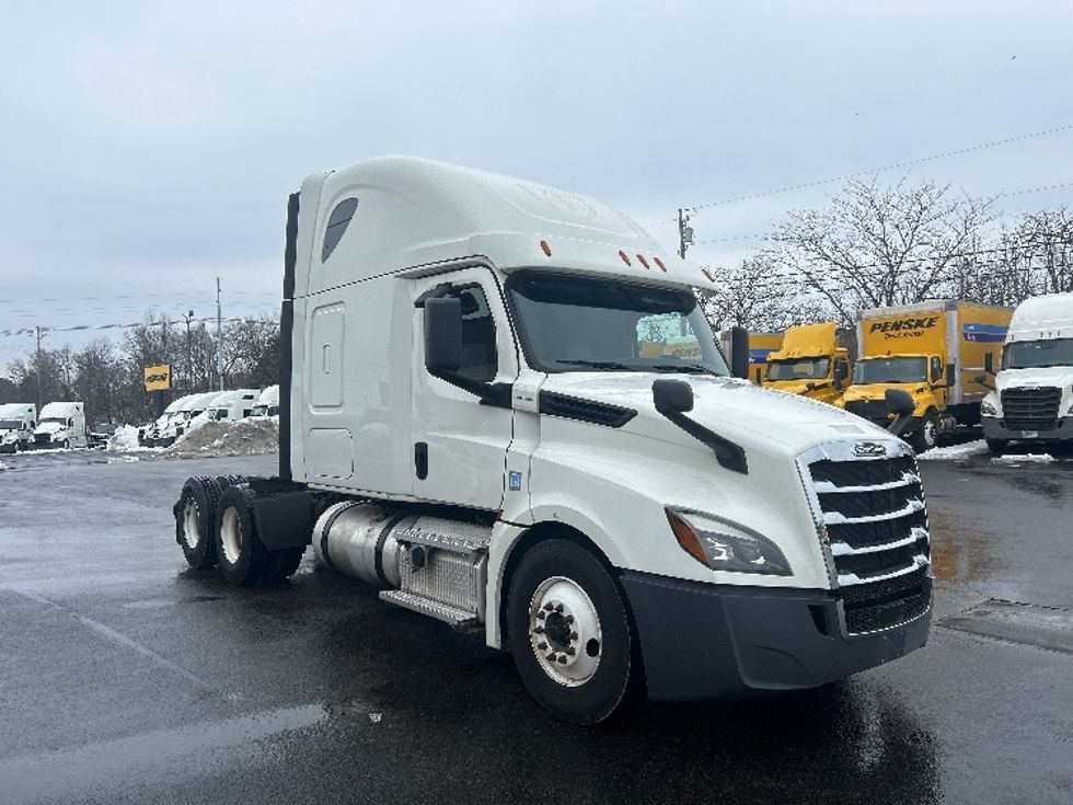 Sleeper Tractor-Heavy Duty Tractors-Freightliner-2020-T12664ST-Louisville-KY-554,959\n\t\tmiles-$ 52,000 - Image 1