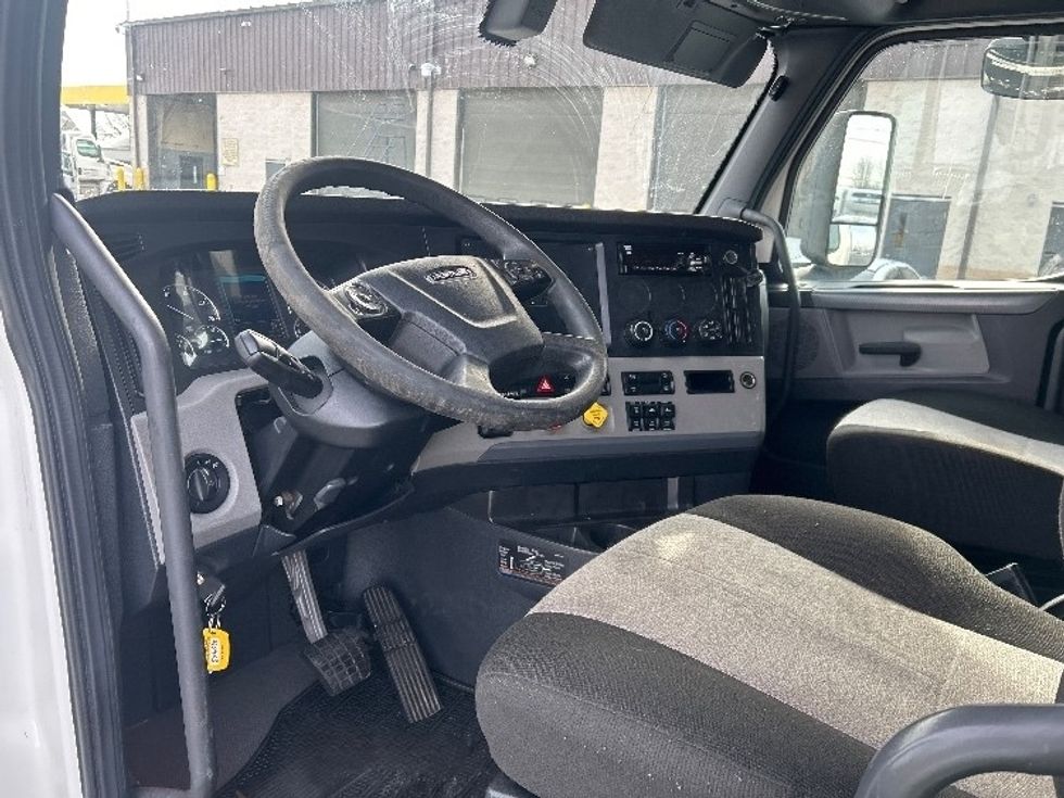 Sleeper Tractor-Heavy Duty Tractors-Freightliner-2020-T12664ST-Louisville-KY-554,959\n\t\tmiles-$ 52,000 - Image 10