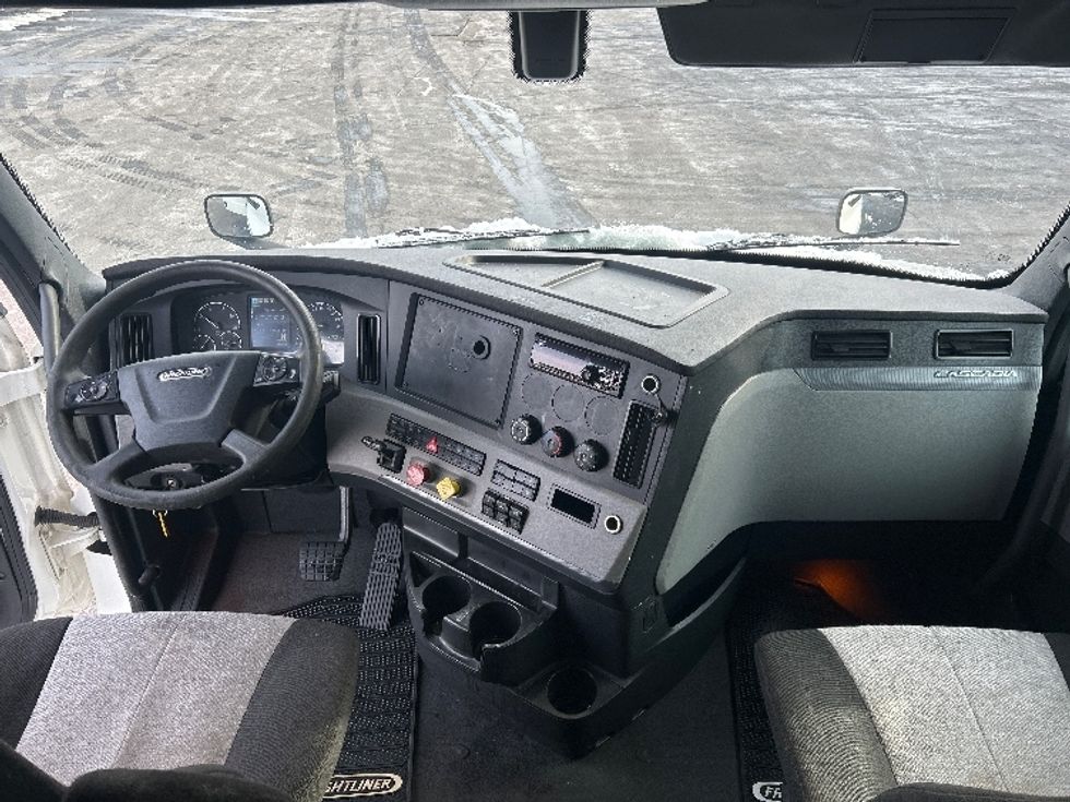 Sleeper Tractor-Heavy Duty Tractors-Freightliner-2020-T12664ST-Louisville-KY-554,959\n\t\tmiles-$ 52,000 - Image 12