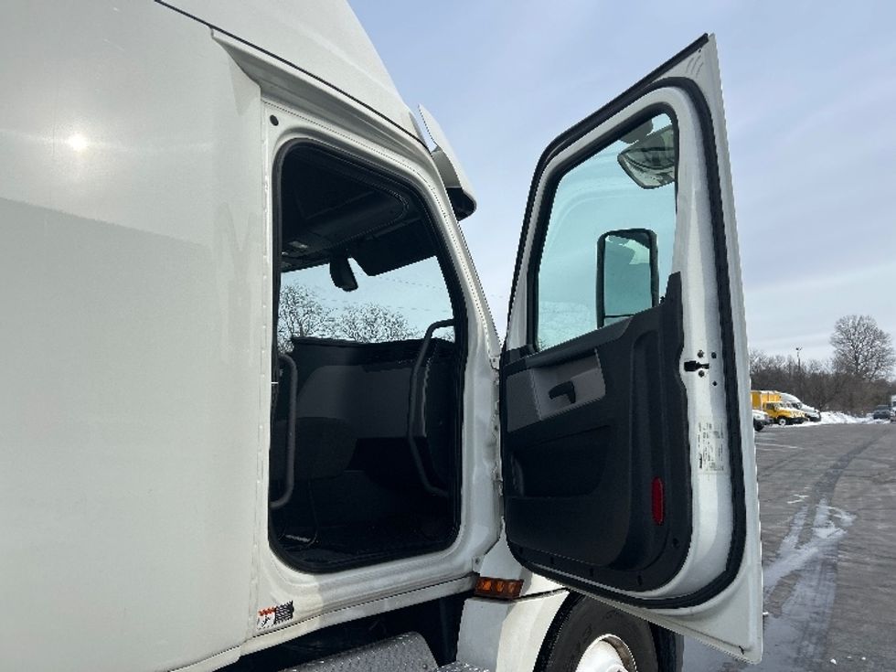 Sleeper Tractor-Heavy Duty Tractors-Freightliner-2020-T12664ST-Louisville-KY-554,959\n\t\tmiles-$ 52,000 - Image 13