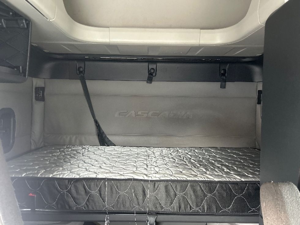 Sleeper Tractor-Heavy Duty Tractors-Freightliner-2020-T12664ST-Louisville-KY-554,959\n\t\tmiles-$ 52,000 - Image 16