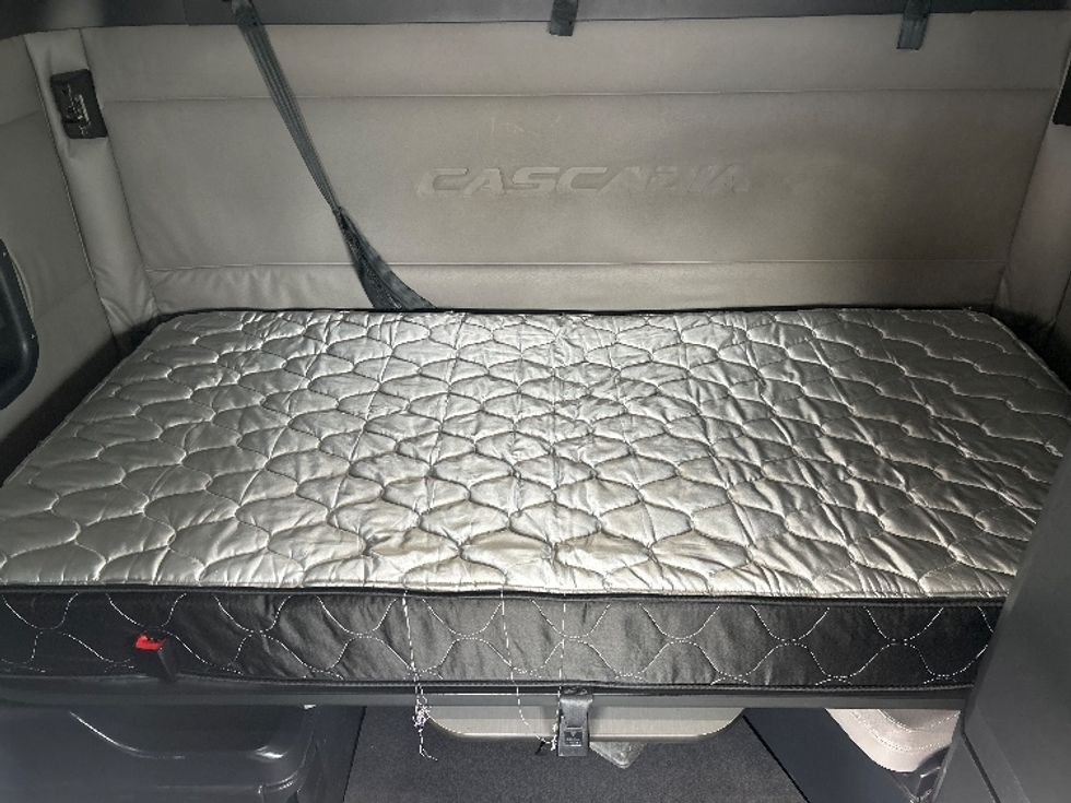 Sleeper Tractor-Heavy Duty Tractors-Freightliner-2020-T12664ST-Louisville-KY-554,959\n\t\tmiles-$ 52,000 - Image 17