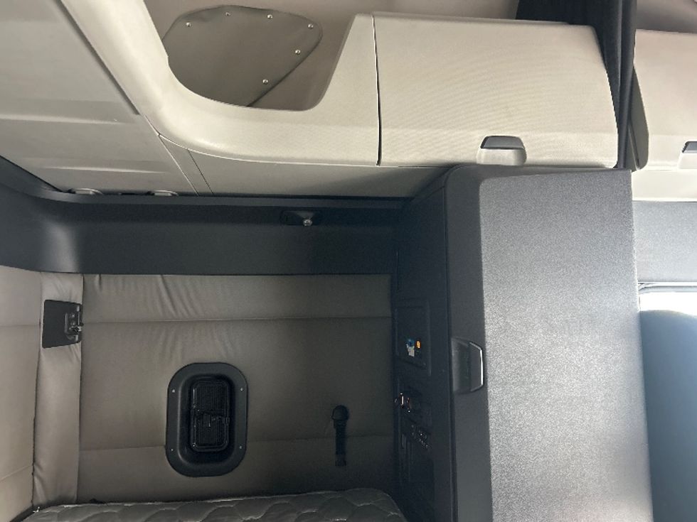 Sleeper Tractor-Heavy Duty Tractors-Freightliner-2020-T12664ST-Louisville-KY-554,959\n\t\tmiles-$ 52,000 - Image 18