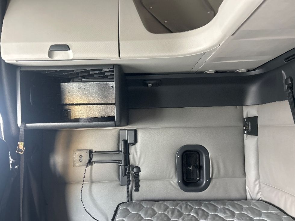 Sleeper Tractor-Heavy Duty Tractors-Freightliner-2020-T12664ST-Louisville-KY-554,959\n\t\tmiles-$ 52,000 - Image 19