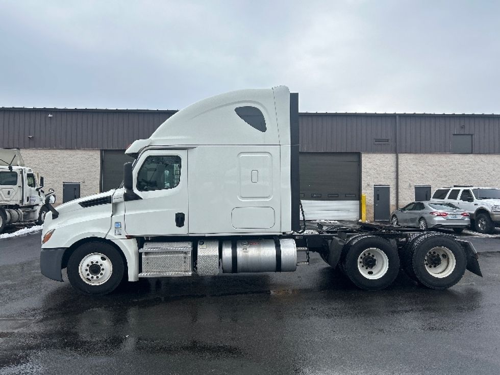Sleeper Tractor-Heavy Duty Tractors-Freightliner-2020-T12664ST-Louisville-KY-554,959\n\t\tmiles-$ 52,000 - Image 4