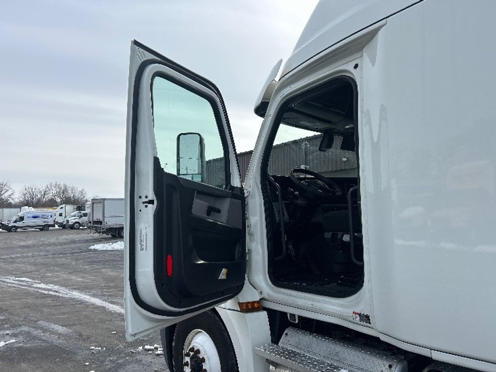 Sleeper Tractor-Heavy Duty Tractors-Freightliner-2020-T12664ST-Louisville-KY-554,959\n\t\tmiles-$ 52,000 - Image 9