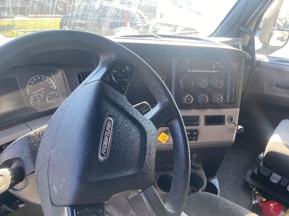 Sleeper Tractor-Heavy Duty Tractors-Freightliner-2020-T12664ST-Louisville-KY-593,021\n\t\tmiles-$ 54,750 - Image 10