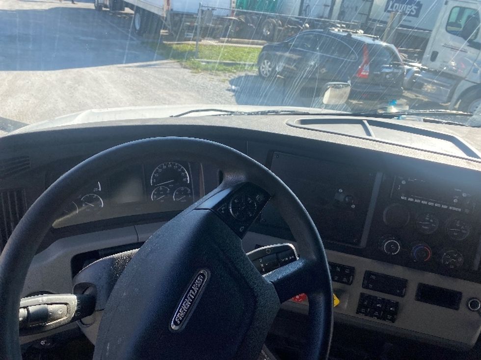 Sleeper Tractor-Heavy Duty Tractors-Freightliner-2020-T12664ST-Louisville-KY-593,021\n\t\tmiles-$ 54,750 - Image 11