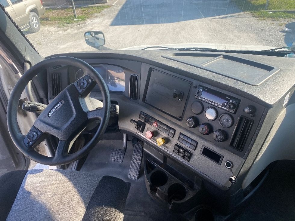 Sleeper Tractor-Heavy Duty Tractors-Freightliner-2020-T12664ST-Louisville-KY-593,021\n\t\tmiles-$ 54,750 - Image 12