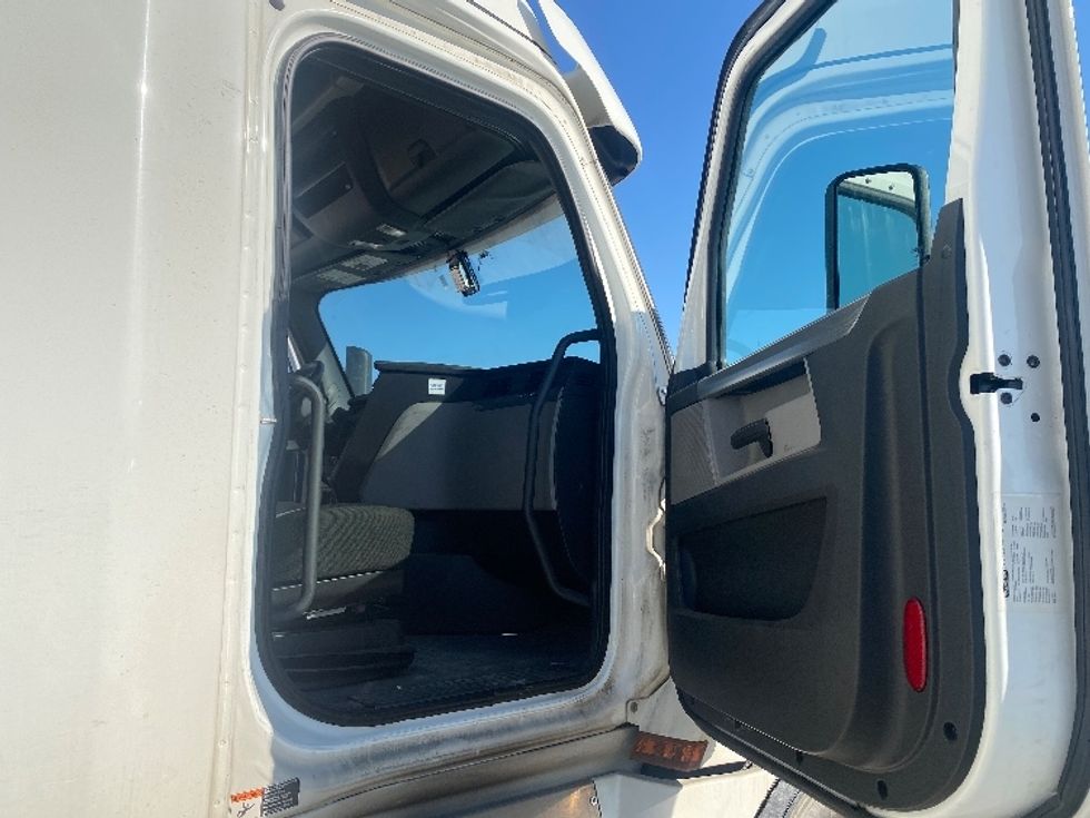 Sleeper Tractor-Heavy Duty Tractors-Freightliner-2020-T12664ST-Louisville-KY-593,021\n\t\tmiles-$ 54,750 - Image 13