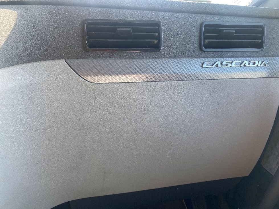 Sleeper Tractor-Heavy Duty Tractors-Freightliner-2020-T12664ST-Louisville-KY-593,021\n\t\tmiles-$ 54,750 - Image 14