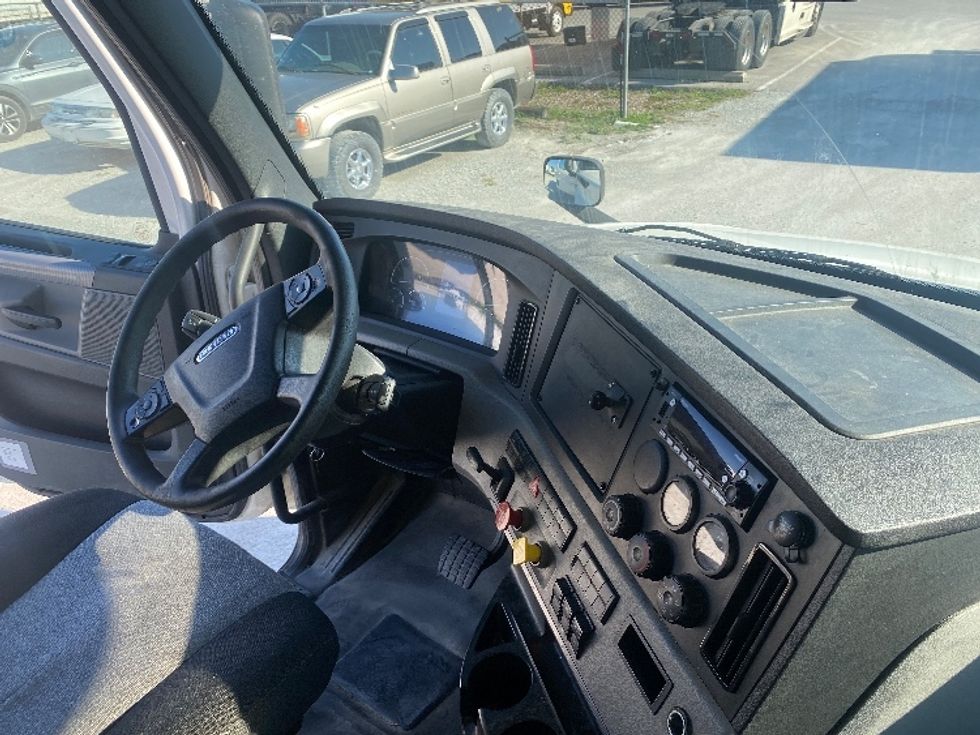 Sleeper Tractor-Heavy Duty Tractors-Freightliner-2020-T12664ST-Louisville-KY-593,021\n\t\tmiles-$ 54,750 - Image 15