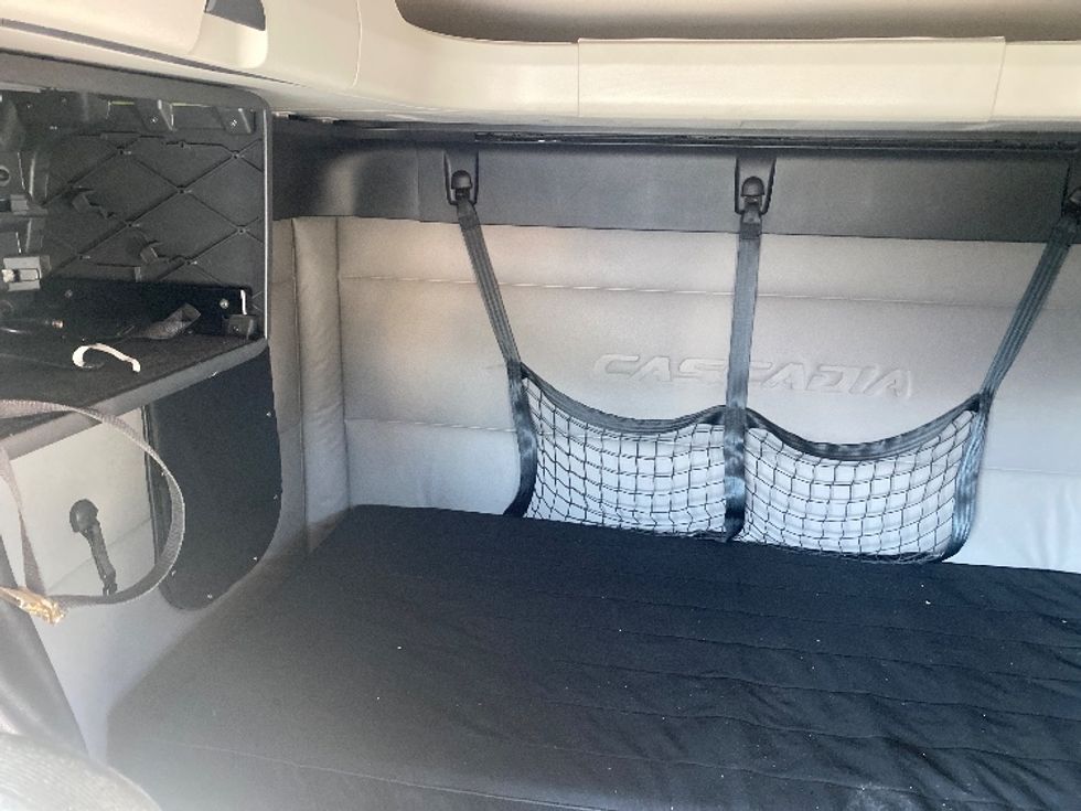 Sleeper Tractor-Heavy Duty Tractors-Freightliner-2020-T12664ST-Louisville-KY-593,021\n\t\tmiles-$ 54,750 - Image 16