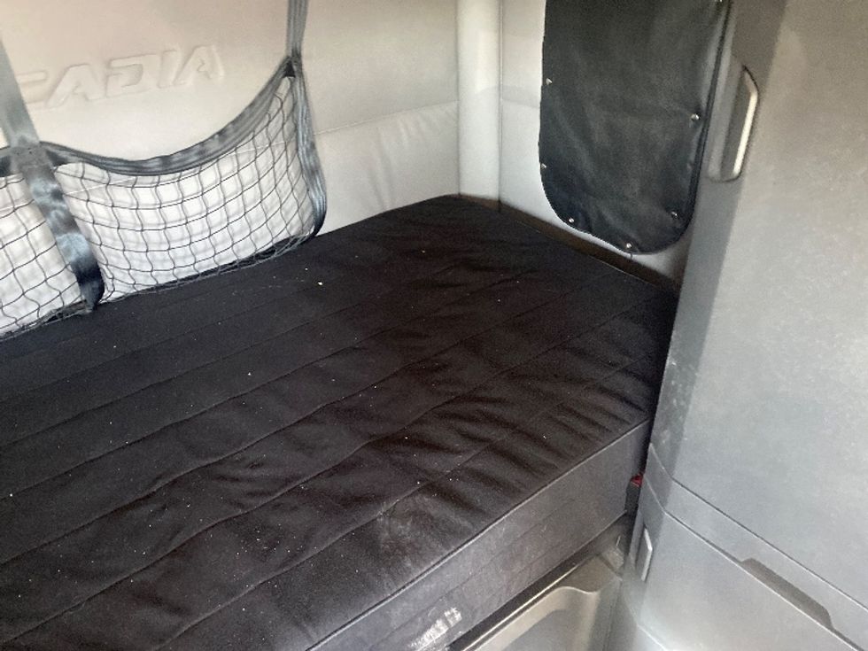 Sleeper Tractor-Heavy Duty Tractors-Freightliner-2020-T12664ST-Louisville-KY-593,021\n\t\tmiles-$ 54,750 - Image 17