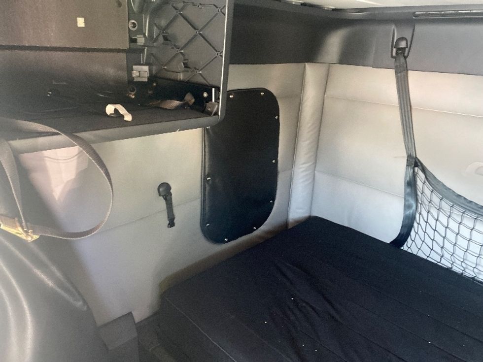 Sleeper Tractor-Heavy Duty Tractors-Freightliner-2020-T12664ST-Louisville-KY-593,021\n\t\tmiles-$ 54,750 - Image 19