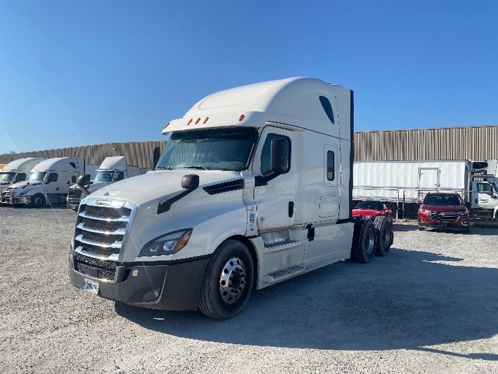 Sleeper Tractor-Heavy Duty Tractors-Freightliner-2020-T12664ST-Louisville-KY-593,021\n\t\tmiles-$ 54,750 - Image 3