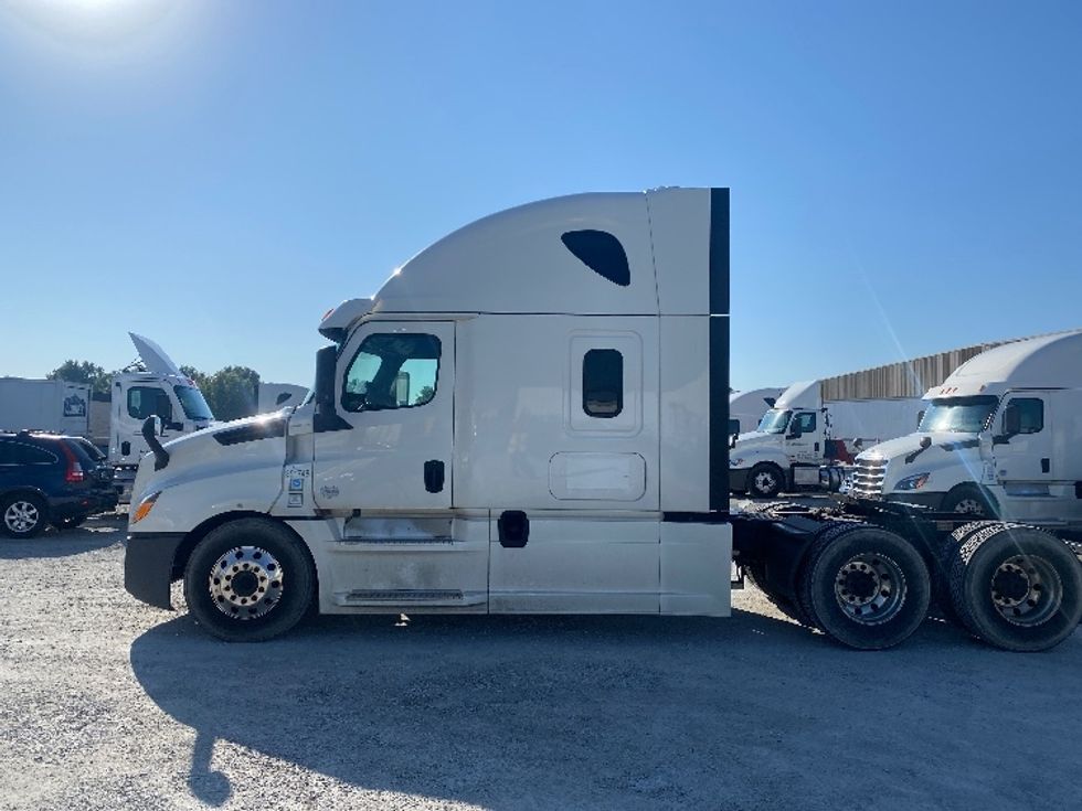 Sleeper Tractor-Heavy Duty Tractors-Freightliner-2020-T12664ST-Louisville-KY-593,021\n\t\tmiles-$ 54,750 - Image 4