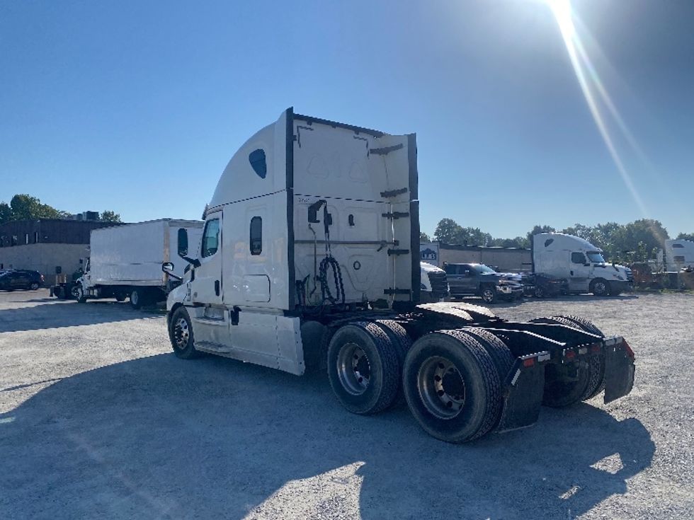 Sleeper Tractor-Heavy Duty Tractors-Freightliner-2020-T12664ST-Louisville-KY-593,021\n\t\tmiles-$ 54,750 - Image 5