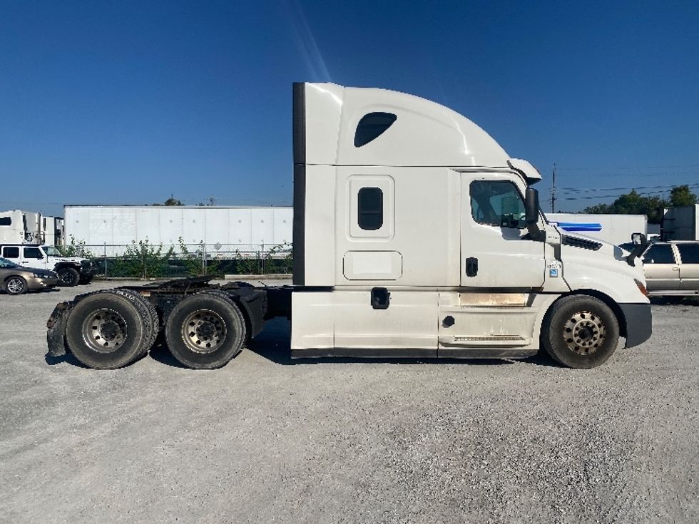 Sleeper Tractor-Heavy Duty Tractors-Freightliner-2020-T12664ST-Louisville-KY-593,021\n\t\tmiles-$ 54,750 - Image 8