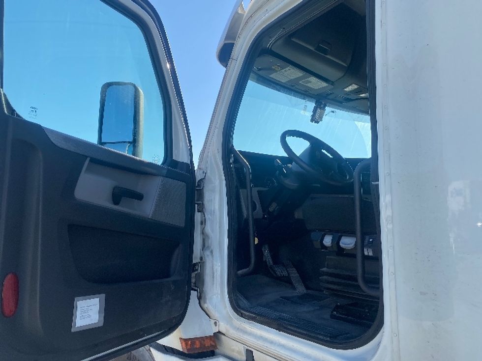 Sleeper Tractor-Heavy Duty Tractors-Freightliner-2020-T12664ST-Louisville-KY-593,021\n\t\tmiles-$ 54,750 - Image 9