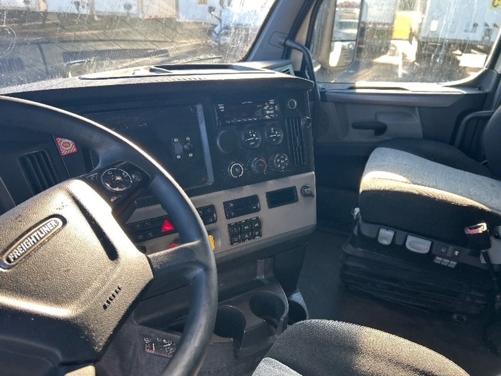 Sleeper Tractor-Heavy Duty Tractors-Freightliner-2020-T12664ST-Louisville-KY-703,000\n\t\tmiles-$ 46,000 - Image 10