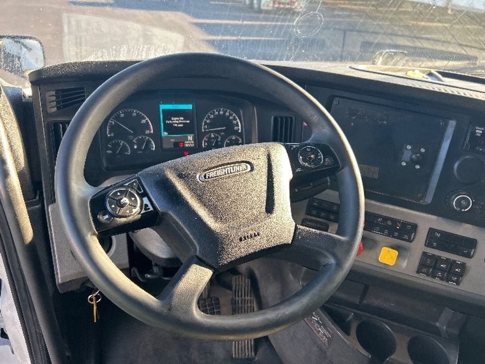 Sleeper Tractor-Heavy Duty Tractors-Freightliner-2020-T12664ST-Louisville-KY-703,000\n\t\tmiles-$ 46,000 - Image 11