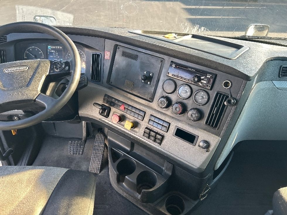 Sleeper Tractor-Heavy Duty Tractors-Freightliner-2020-T12664ST-Louisville-KY-703,000\n\t\tmiles-$ 46,000 - Image 12