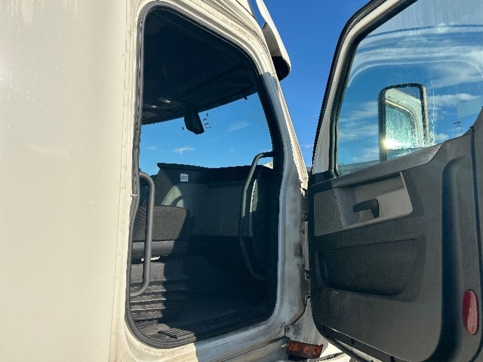 Sleeper Tractor-Heavy Duty Tractors-Freightliner-2020-T12664ST-Louisville-KY-703,000\n\t\tmiles-$ 46,000 - Image 13