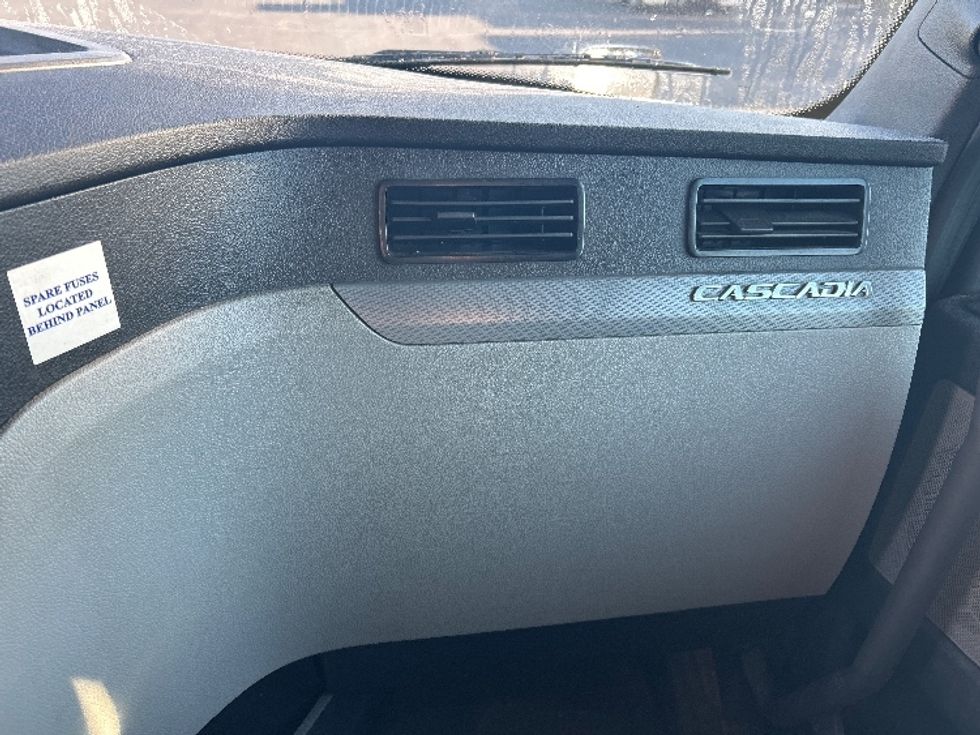 Sleeper Tractor-Heavy Duty Tractors-Freightliner-2020-T12664ST-Louisville-KY-703,000\n\t\tmiles-$ 46,000 - Image 14