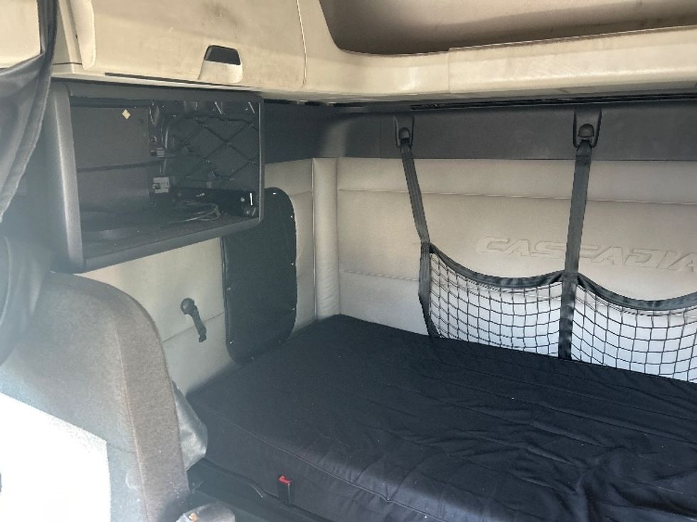 Sleeper Tractor-Heavy Duty Tractors-Freightliner-2020-T12664ST-Louisville-KY-703,000\n\t\tmiles-$ 46,000 - Image 16