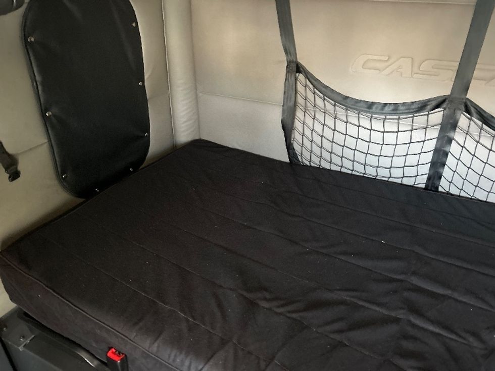 Sleeper Tractor-Heavy Duty Tractors-Freightliner-2020-T12664ST-Louisville-KY-703,000\n\t\tmiles-$ 46,000 - Image 17