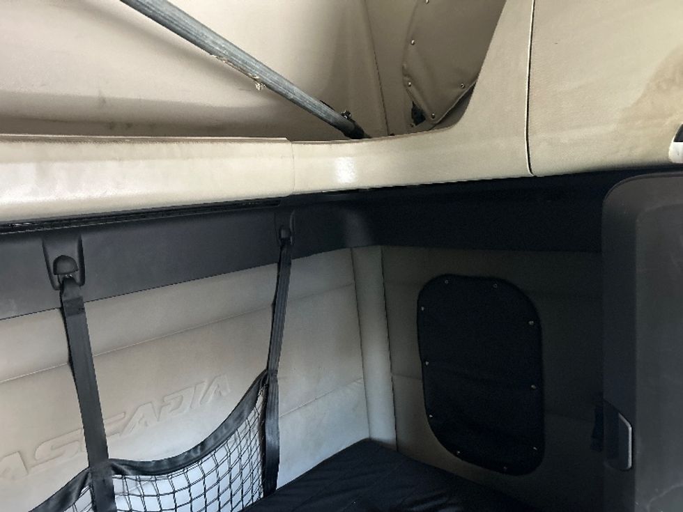 Sleeper Tractor-Heavy Duty Tractors-Freightliner-2020-T12664ST-Louisville-KY-703,000\n\t\tmiles-$ 46,000 - Image 18