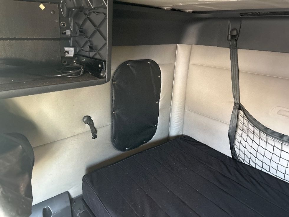 Sleeper Tractor-Heavy Duty Tractors-Freightliner-2020-T12664ST-Louisville-KY-703,000\n\t\tmiles-$ 46,000 - Image 19