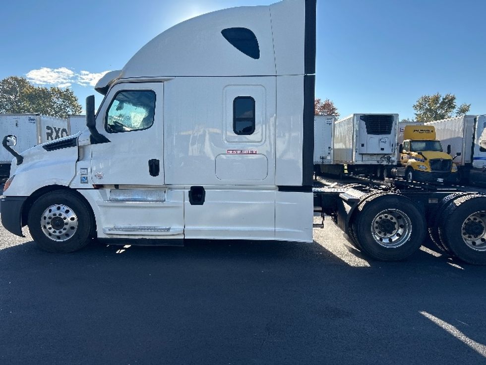 Sleeper Tractor-Heavy Duty Tractors-Freightliner-2020-T12664ST-Louisville-KY-703,000\n\t\tmiles-$ 46,000 - Image 4