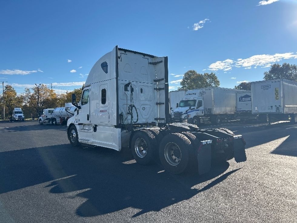 Sleeper Tractor-Heavy Duty Tractors-Freightliner-2020-T12664ST-Louisville-KY-703,000\n\t\tmiles-$ 46,000 - Image 5