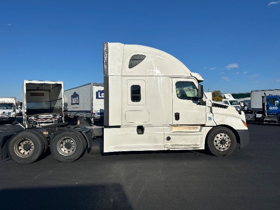 Sleeper Tractor-Heavy Duty Tractors-Freightliner-2020-T12664ST-Louisville-KY-703,000\n\t\tmiles-$ 46,000 - Image 8
