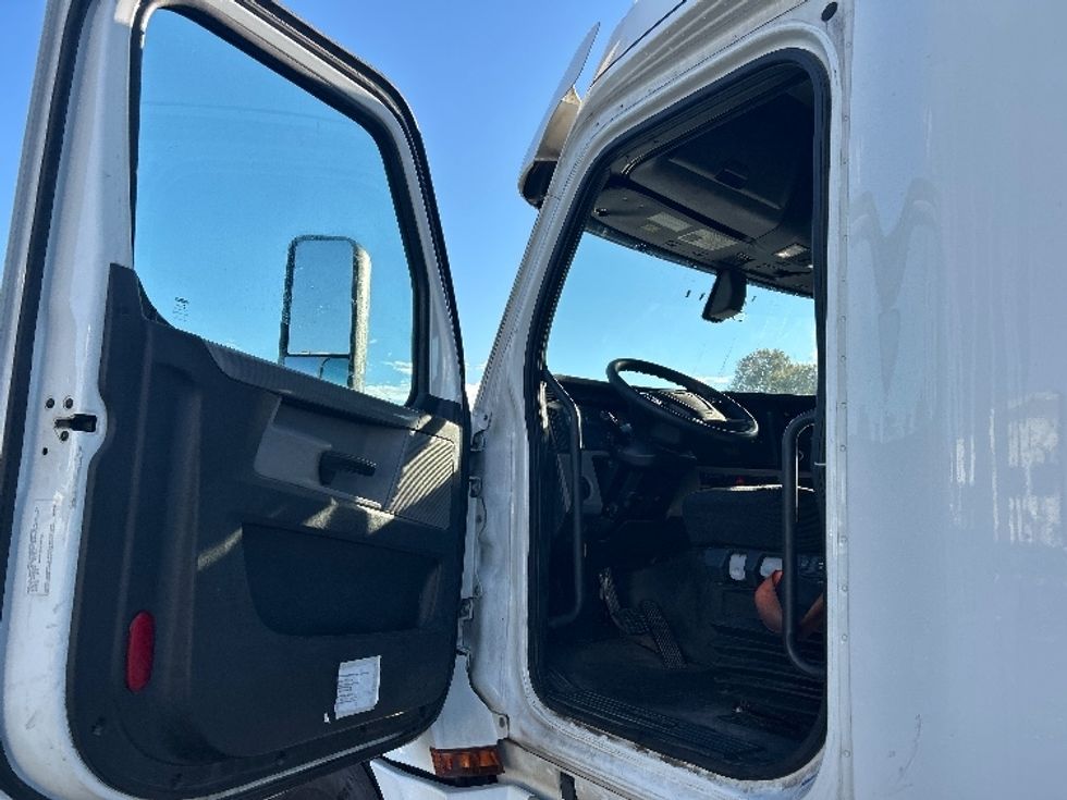 Sleeper Tractor-Heavy Duty Tractors-Freightliner-2020-T12664ST-Louisville-KY-703,000\n\t\tmiles-$ 46,000 - Image 9