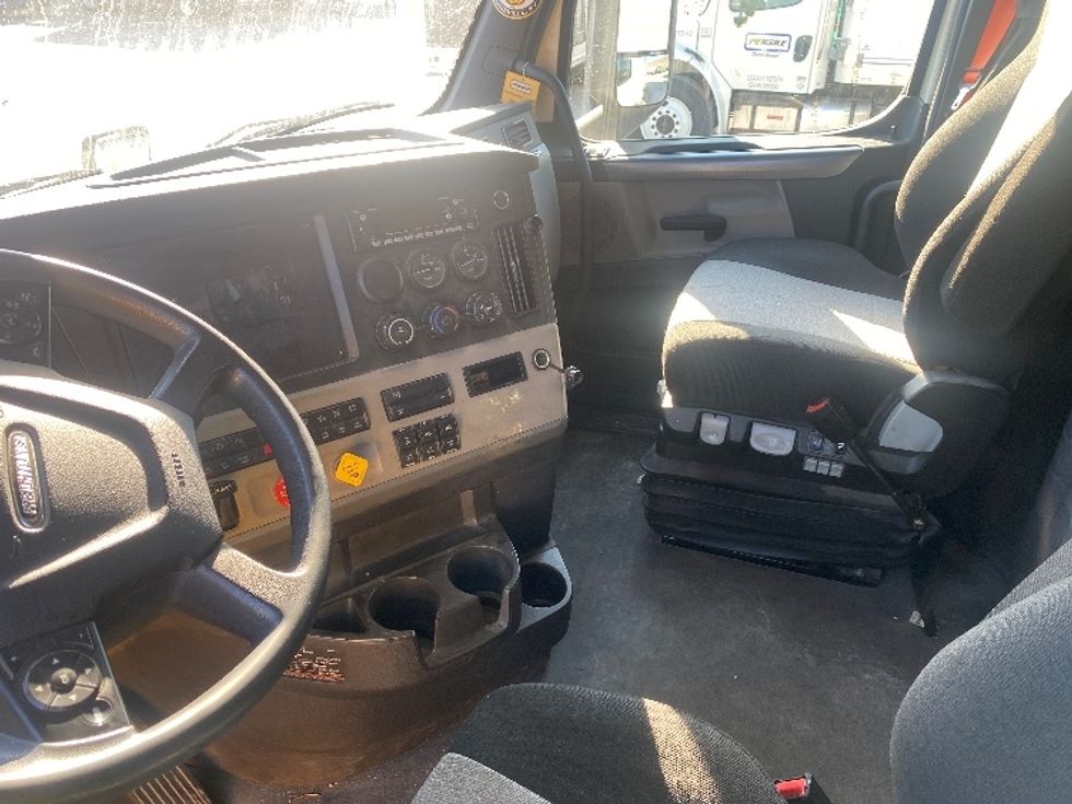 Sleeper Tractor-Heavy Duty Tractors-Freightliner-2020-T12664ST-Louisville-KY-705,015\n\t\tmiles-$ 46,750 - Image 10