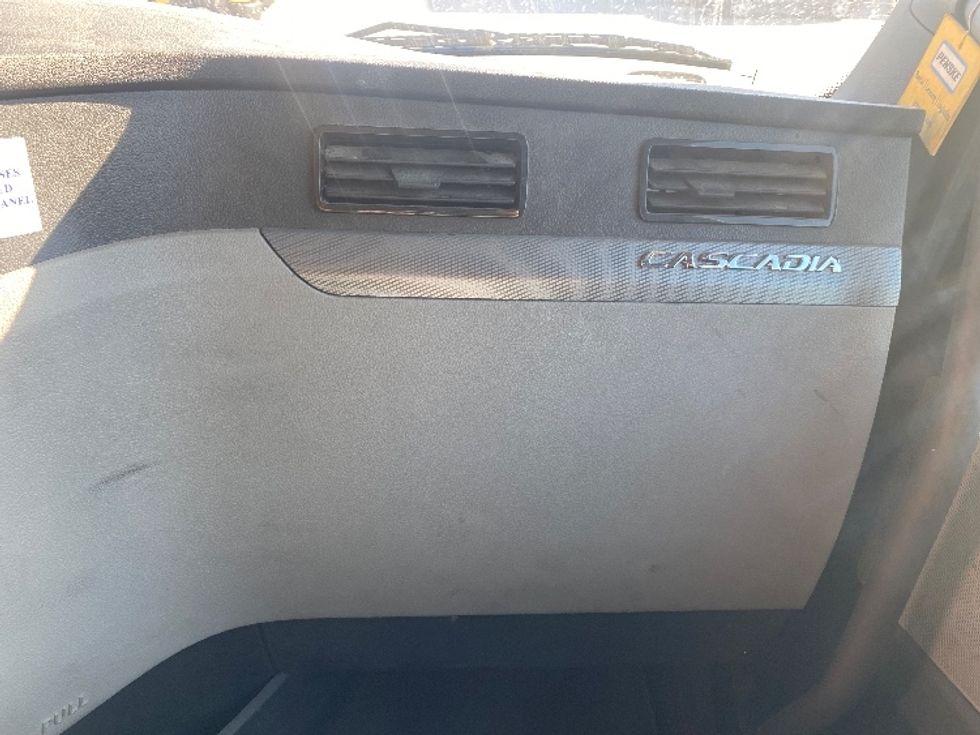 Sleeper Tractor-Heavy Duty Tractors-Freightliner-2020-T12664ST-Louisville-KY-705,015\n\t\tmiles-$ 46,750 - Image 14