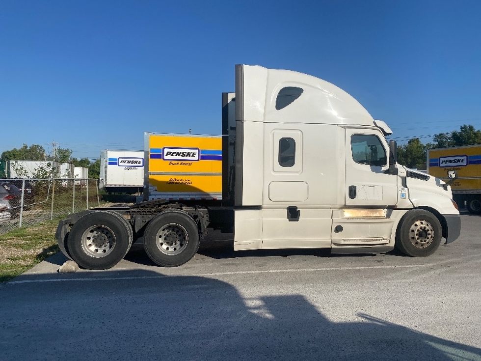 Sleeper Tractor-Heavy Duty Tractors-Freightliner-2020-T12664ST-Louisville-KY-705,015\n\t\tmiles-$ 46,750 - Image 8