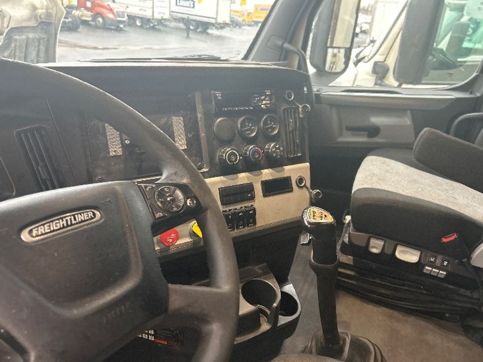Sleeper Tractor-Heavy Duty Tractors-Freightliner-2020-T12664ST-Louisville-KY-781,577\n\t\tmiles-$ 34,000 - Image 10