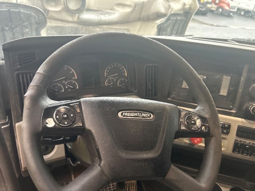 Sleeper Tractor-Heavy Duty Tractors-Freightliner-2020-T12664ST-Louisville-KY-781,577\n\t\tmiles-$ 34,000 - Image 11